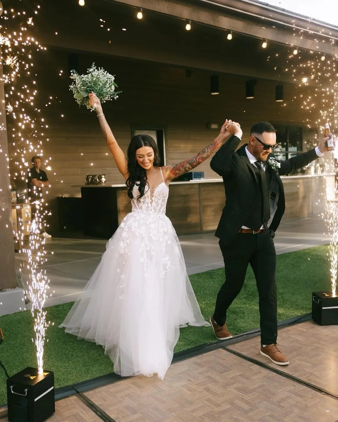 Fuego frío en la entrada de los novios