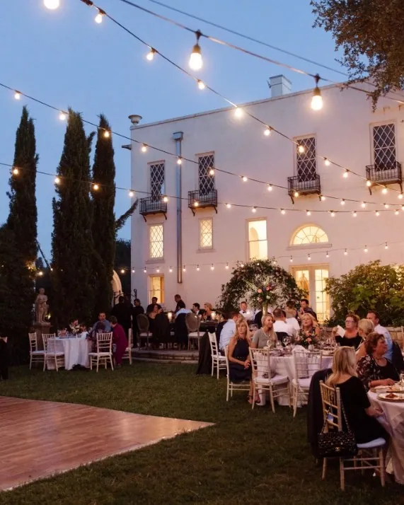 Guirnaldas de luz en una boda al atardecer