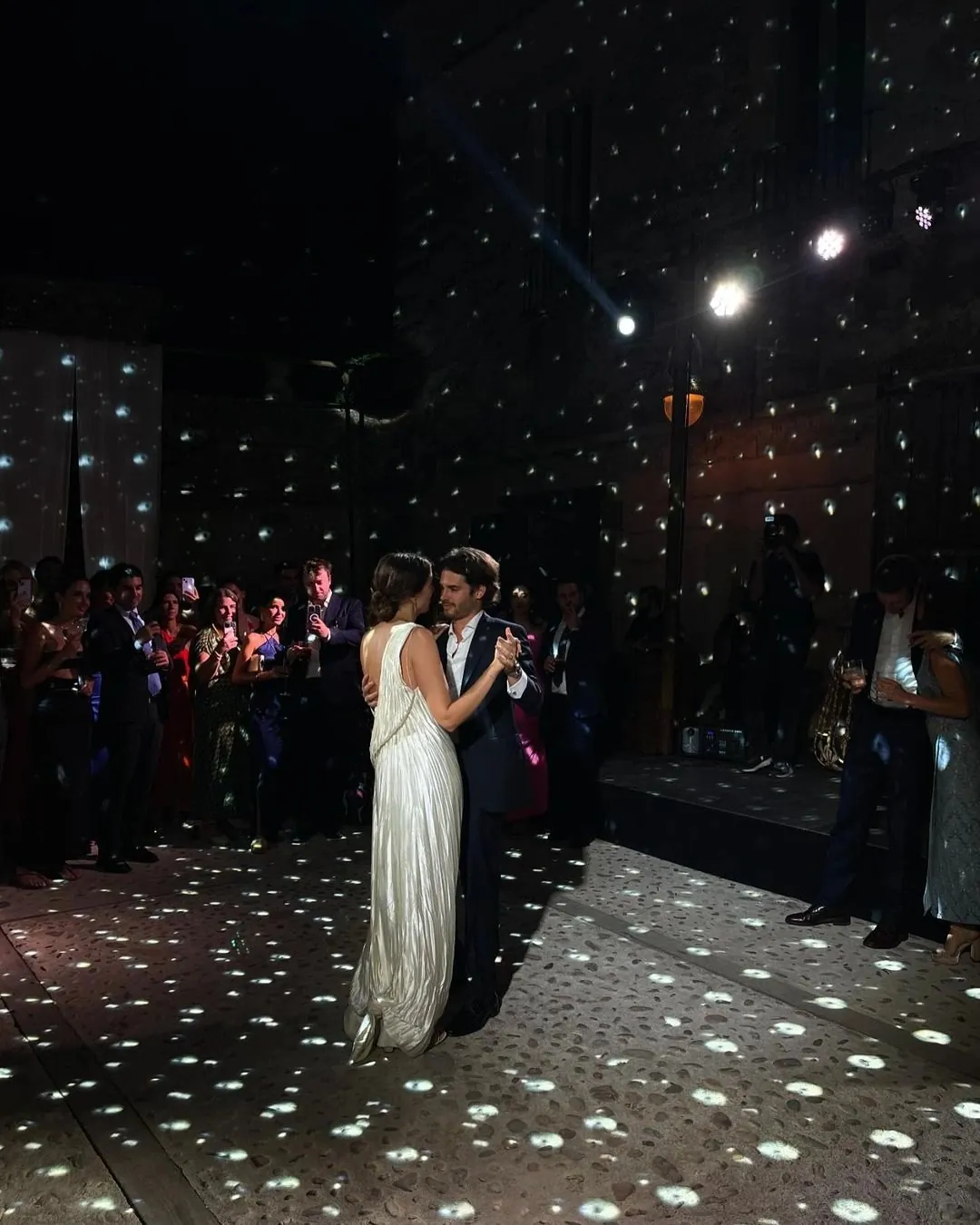 Primer baile bajo luces de discoteca